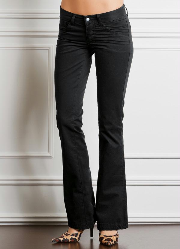 calça preta flare jeans