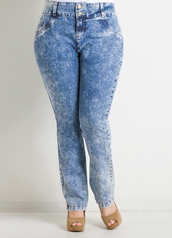 calça jeans clara manchada feminina