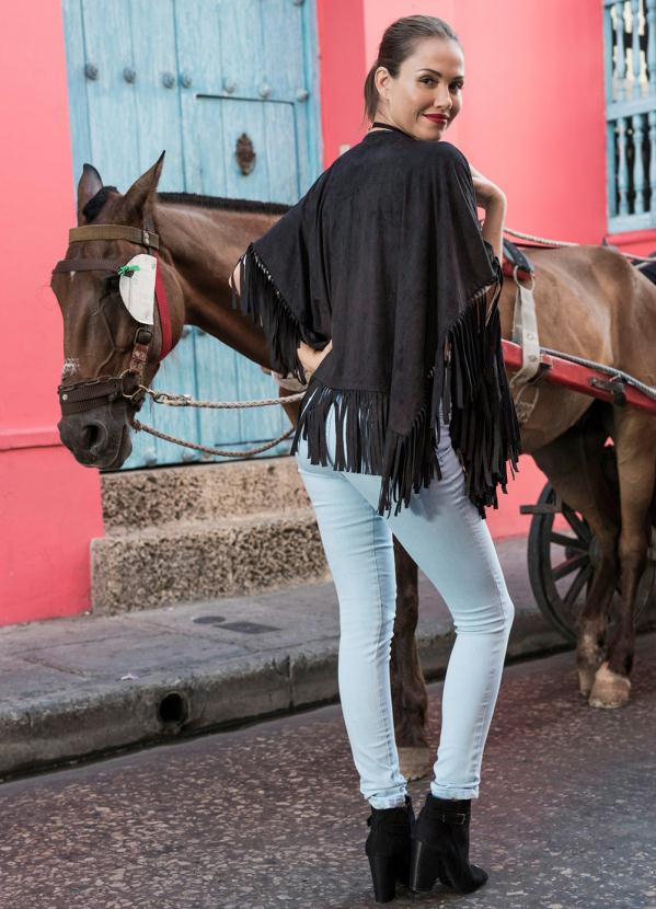 Outlet - Poncho com Franjas Preto 4