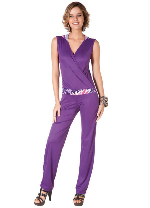 Outlet - Macacão Roxo com Decote V e Capuz