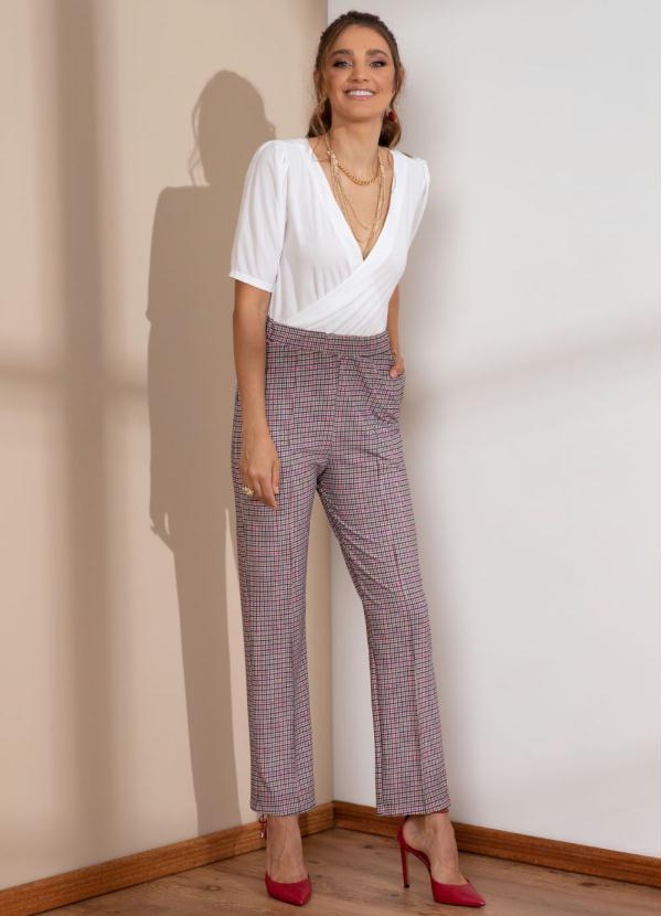 Quintess - Macacão Branco e Xadrez Transpassado e Bolsos