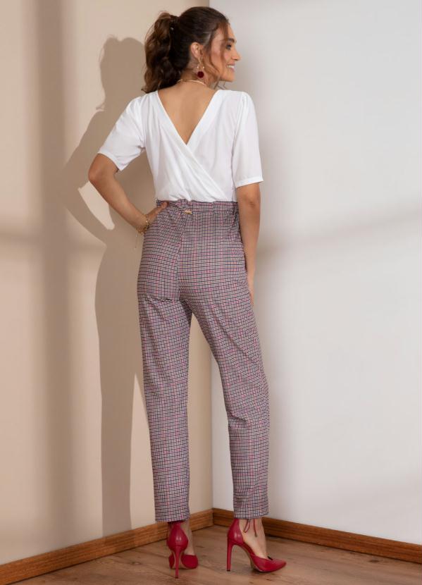 Quintess - Macacão Branco e Xadrez Transpassado e Bolsos 2