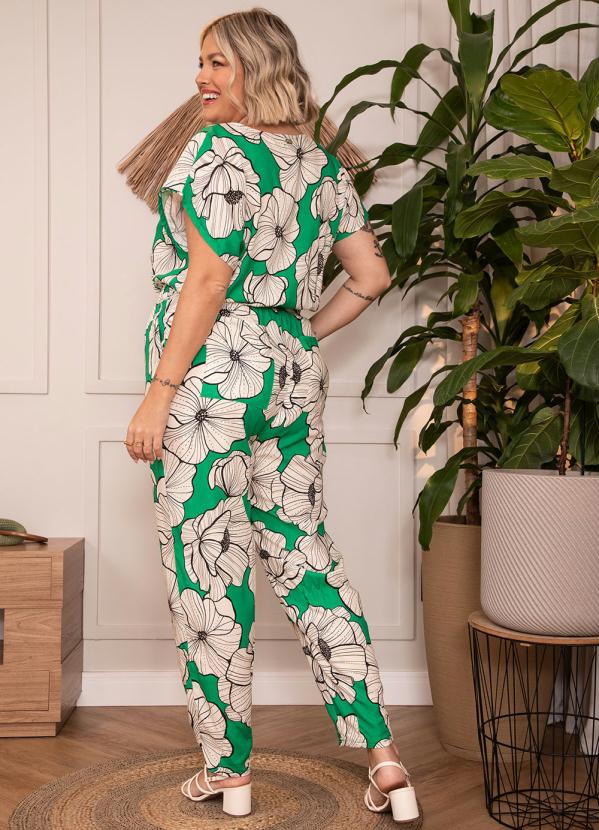 Quintess - Macacão Floral Fundo Verde em Viscose Plana 2