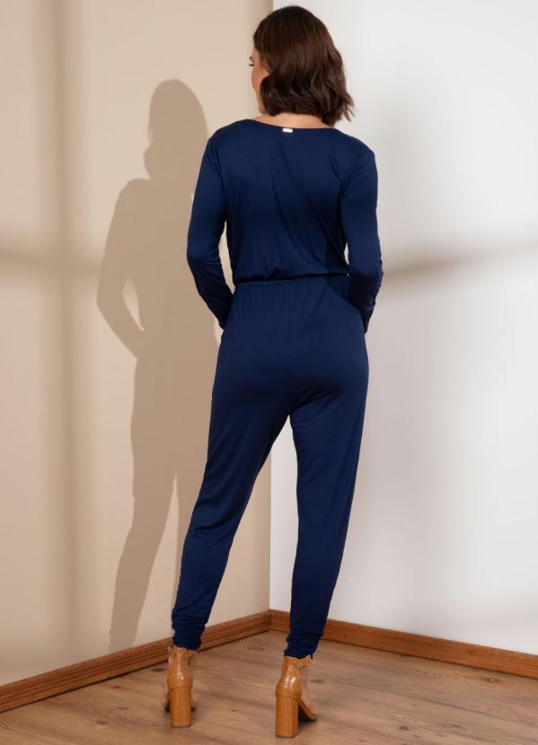 Quintess - Macacão Marinho com Decote Transpassado e Bolsos 2