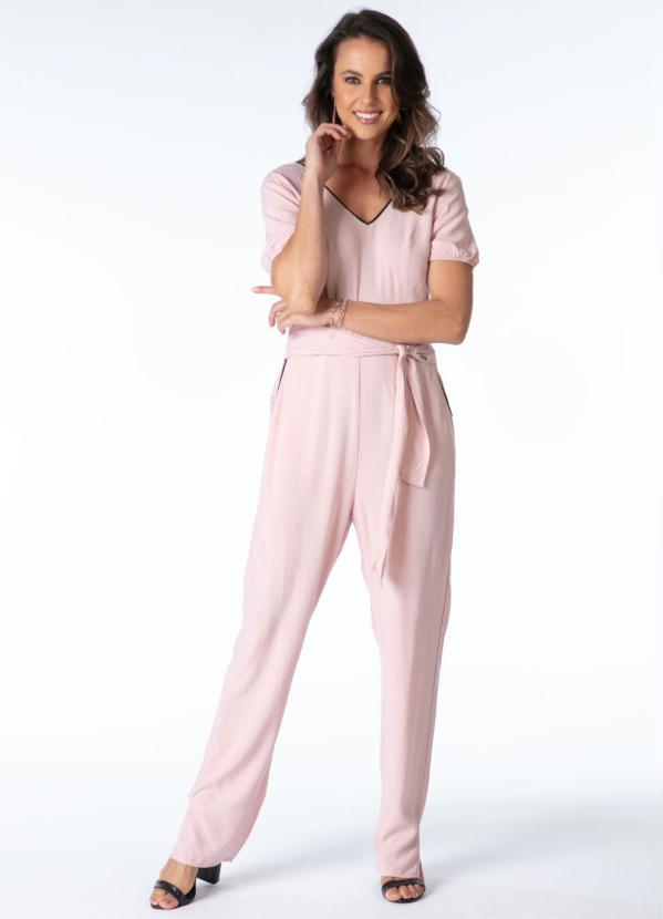 Quintess - Macacão Rosa Decote V Mangas Curtas com Faixa