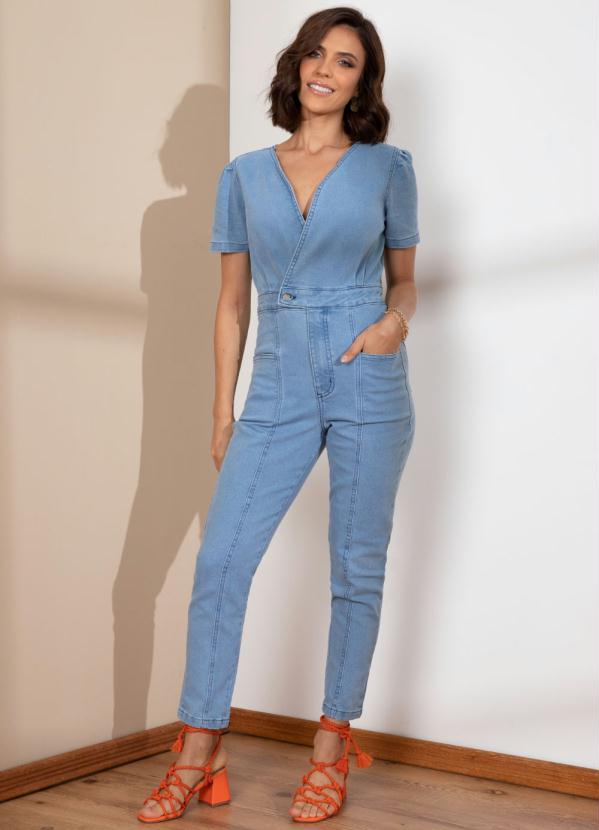 Quintess - Macacão Jeans Decote Transpasado com Bolsos