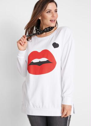 red lipstick and a moletom com capuz