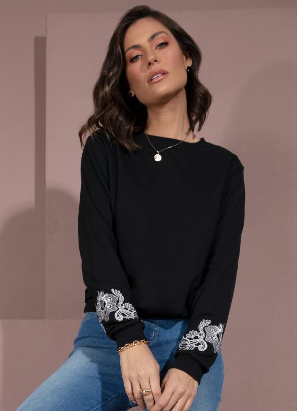 Quintess - Moletinho Preto com Bordado nas Mangas