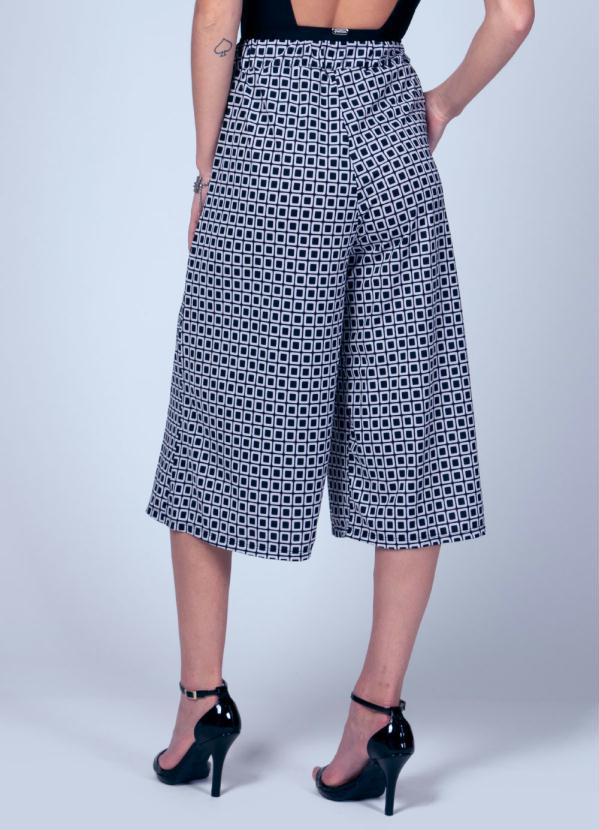 Quintess - Calça Pantacourt com Bolso Preta e Branca 2