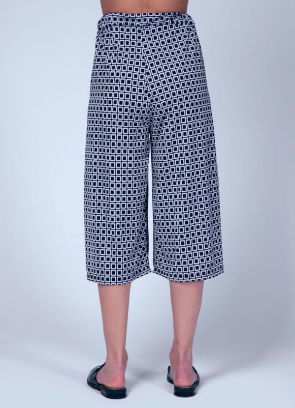 Quintess - Calça Pantacourt com Bolso Preta e Branca 4