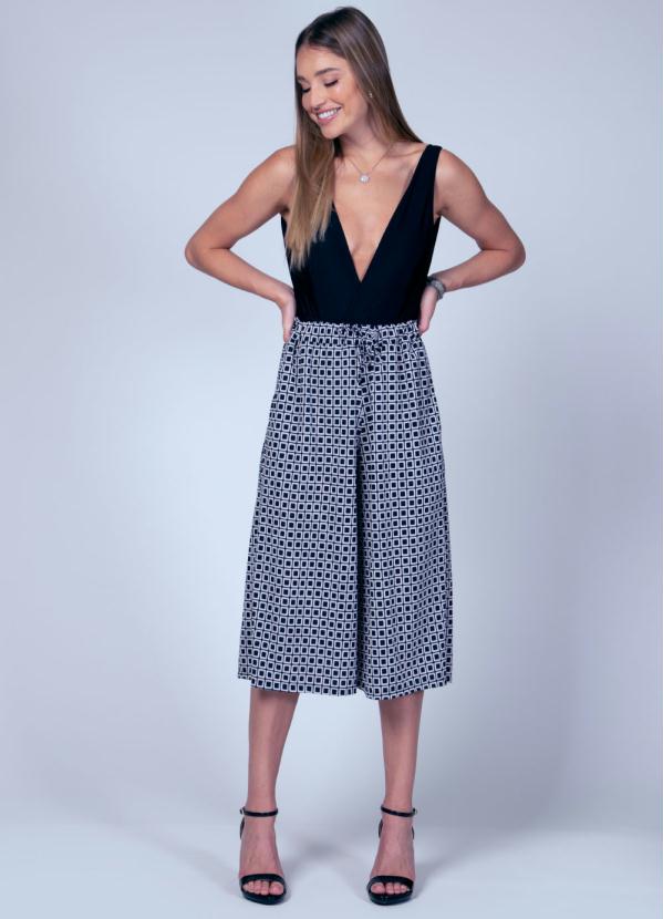 Quintess - Calça Pantacourt com Bolso Preta e Branca 5