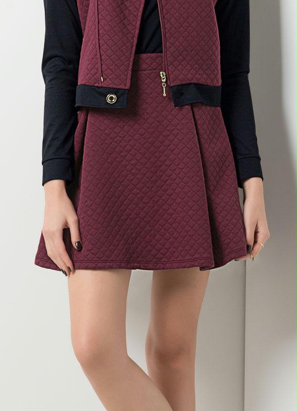 Quintess - Saia Evasê Matelassê Bordô
