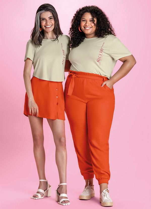 Marialícia - Shorts Saia Curto com Botões Laranja  3