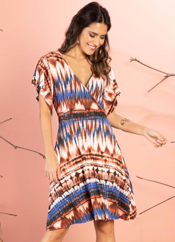 Quintess - Vestido Clássico Transpassado com Estampa Fluída