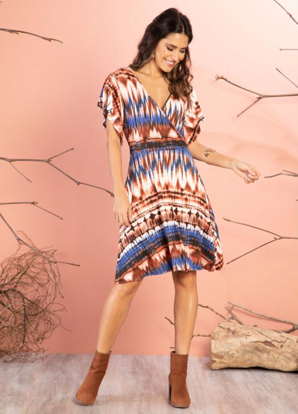 Quintess - Vestido Clássico Transpassado com Estampa Fluída 3