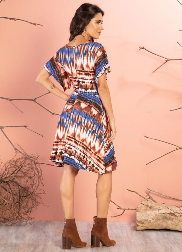 Quintess - Vestido Clássico Transpassado com Estampa Fluída 4