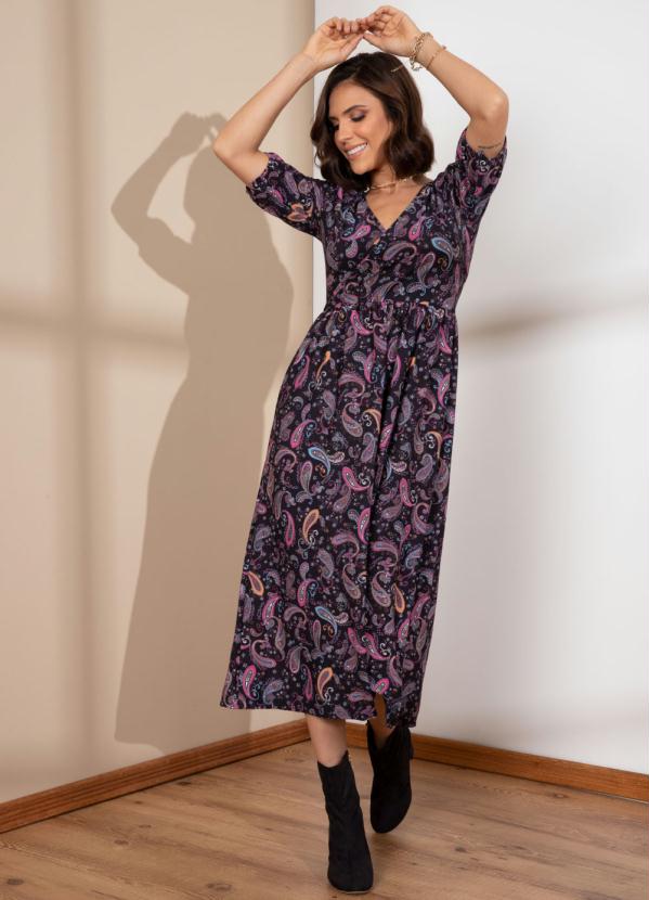 Quintess - Vestido Paisley Preto Transpassado Mangas 3/4