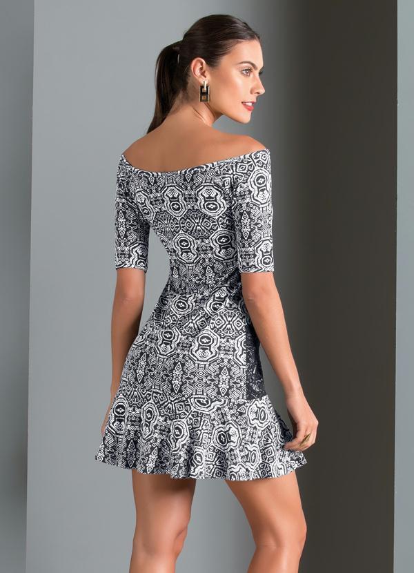 vestido de renda gola canoa