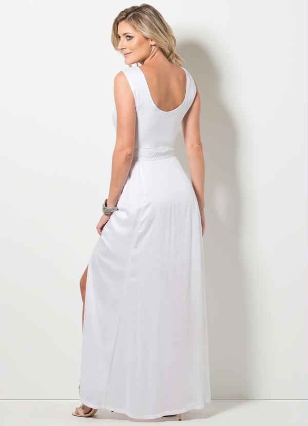 vestido branco com fenda lateral