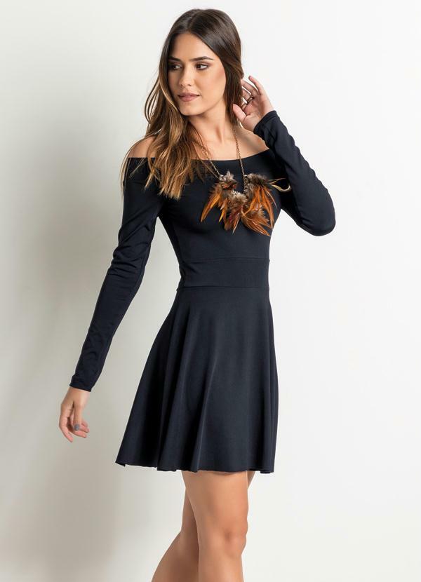 vestido com decote ombro a ombro