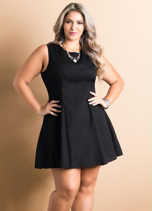 modelo de vestido preto plus size