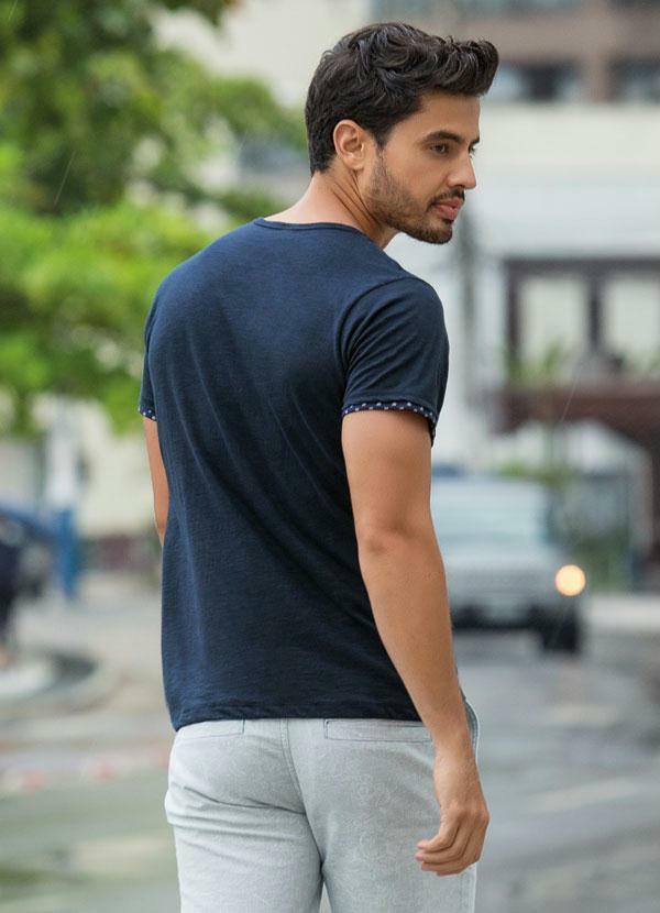 Outlet - Camiseta Masculina com Bolso Estampado Marinho 2