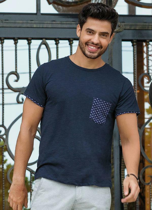 Outlet - Camiseta Masculina com Bolso Estampado Marinho 4