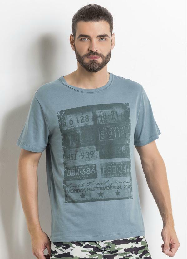 Outlet - Camiseta Azul Clara com Estampa de Placas