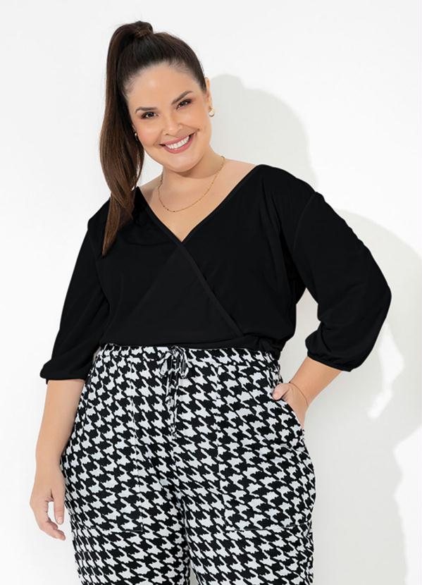 Blusa Preta Transpassada Plus Size Marguerite