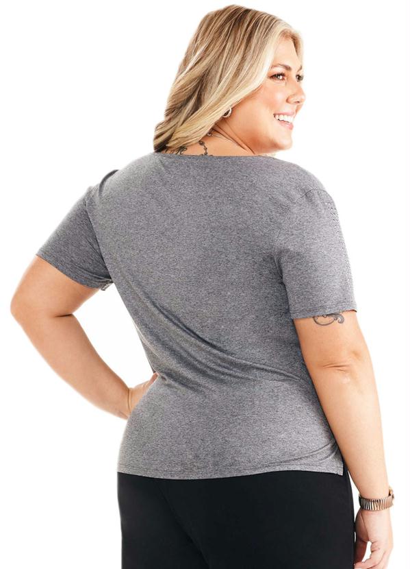 blusa com amarração na frente plus size