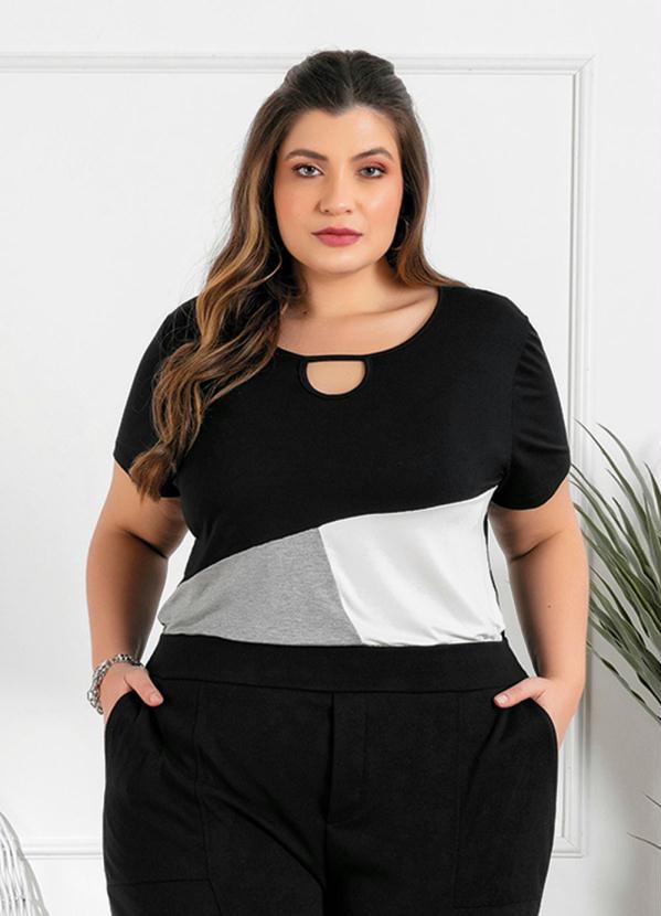 Mink - Blusa Plus Size Preta com Recortes Contrastantes