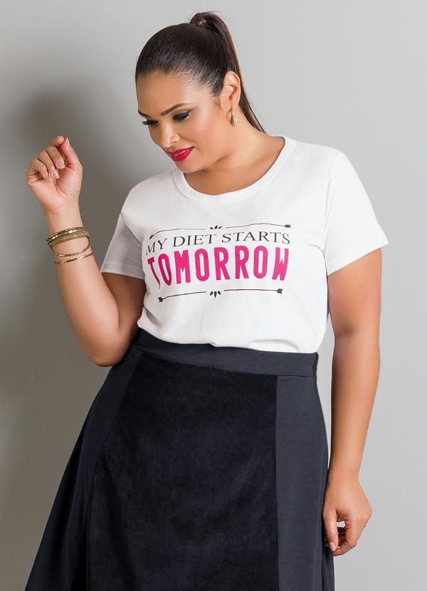 Marguerite - T-Shirt Manga Curta Branca com Estampa Plus Size