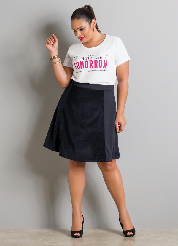 Marguerite - T-Shirt Manga Curta Branca com Estampa Plus Size 3