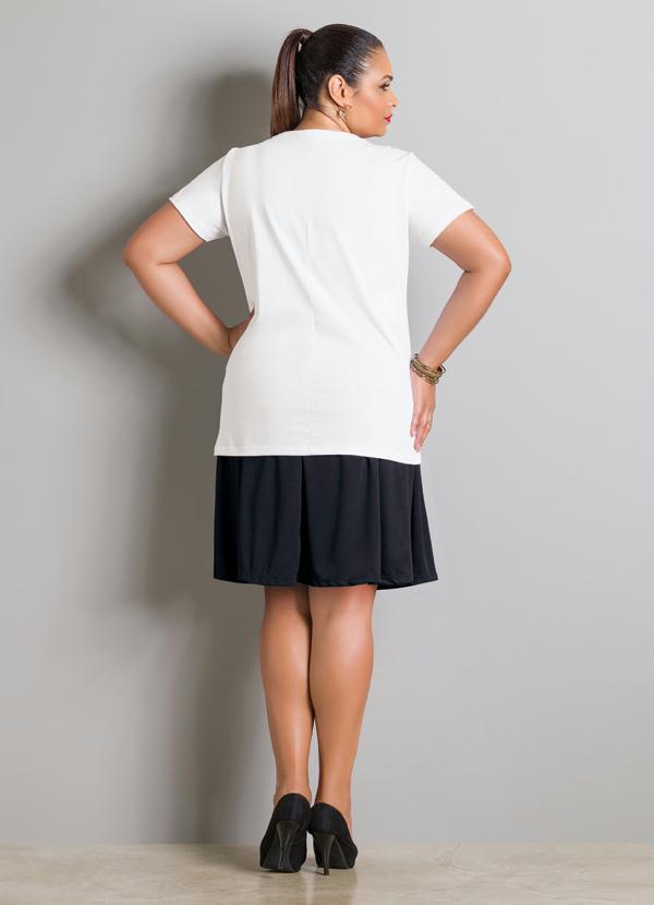 Marguerite - T-Shirt Manga Curta Branca com Estampa Plus Size 4