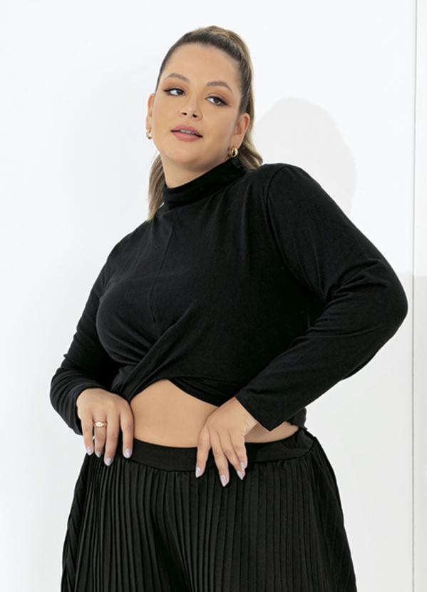 Marguerite - Blusa Preta com Gola Alta e Torção Plus Size 3