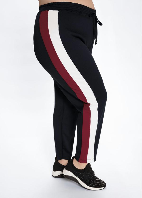 Mink - Calça Plus Size Preta com Recortes