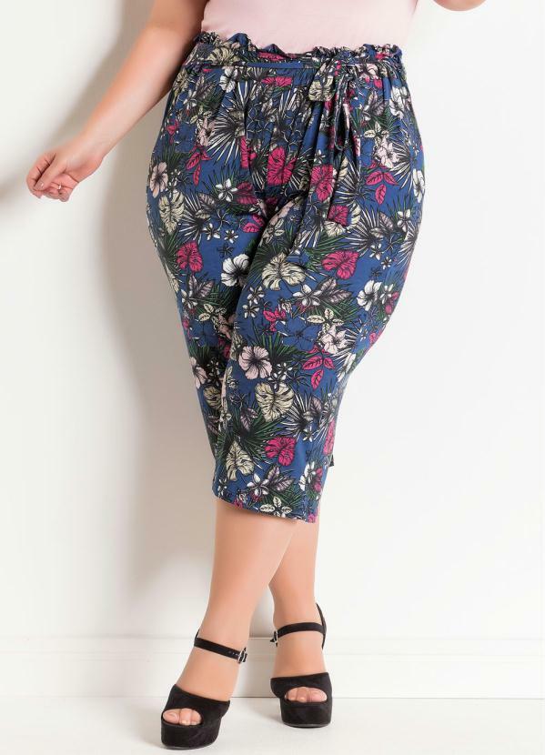 calça pantacourt estampada plus size