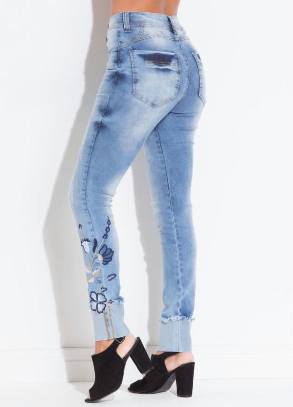 calça jeans bordada na barra