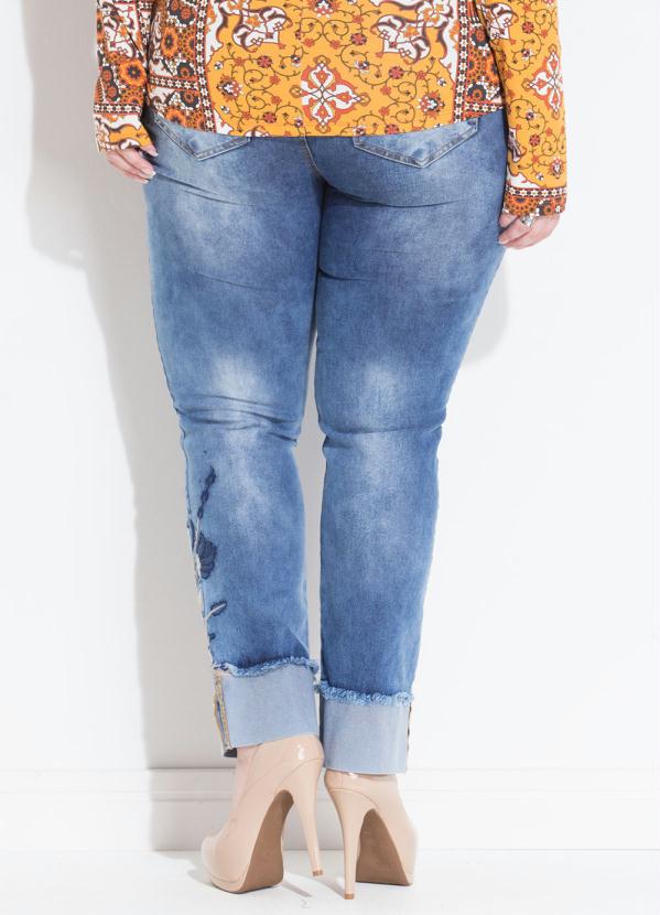 calça jeans bordada na barra