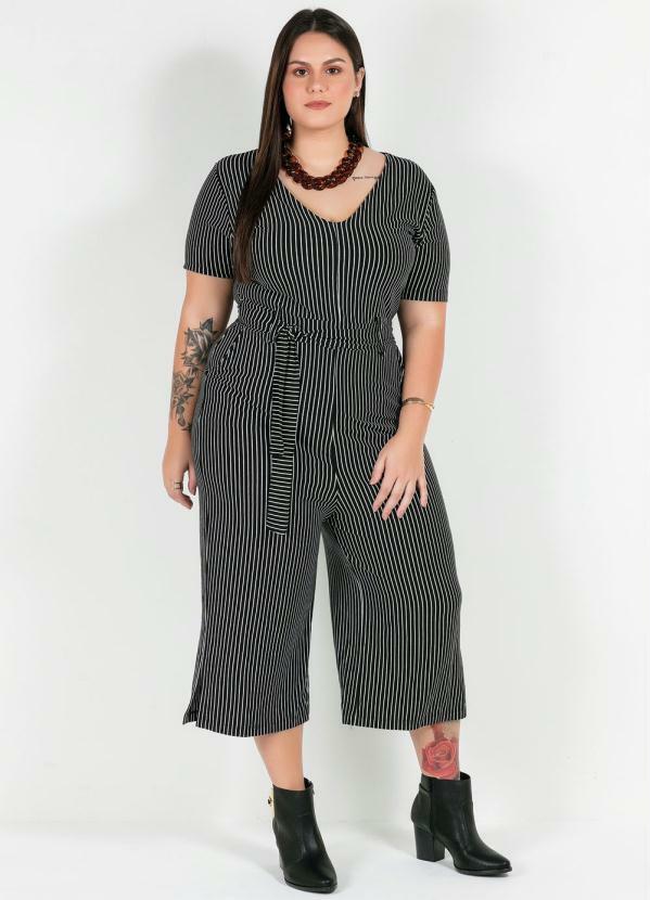 Mink - Macacão Plus Size Listrado Preto com Branco
