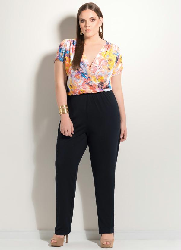 Quintess - Macacão Decote V Abstrato e Preto Plus Size