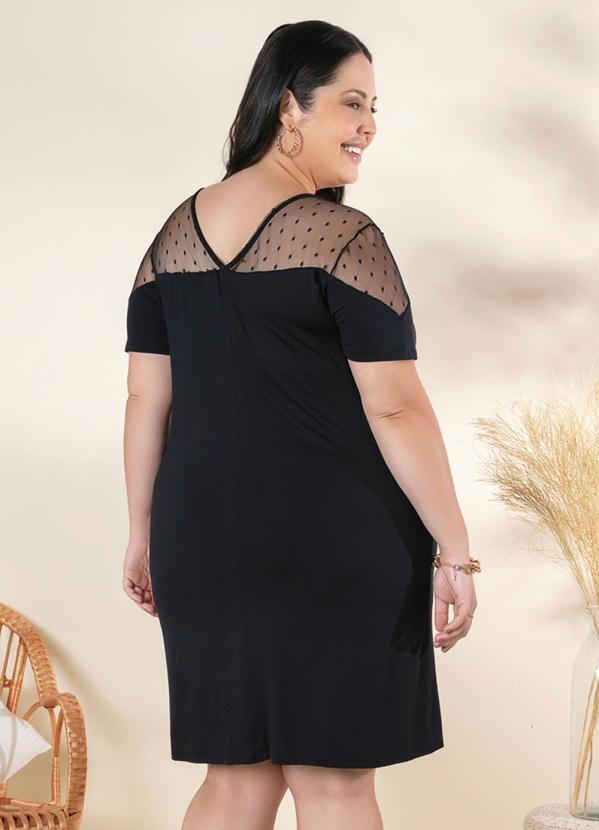 Outlet - Vestido Plus Size Preto com Recorte em Tule 2