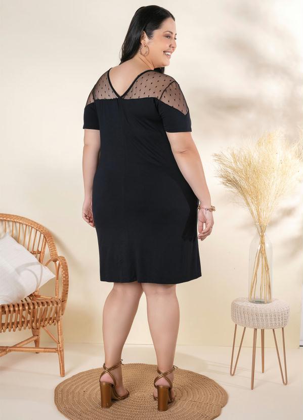 Outlet - Vestido Plus Size Preto com Recorte em Tule 4