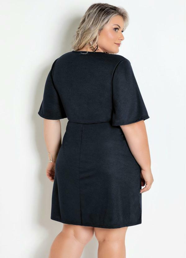 vestido preto transpassado plus size