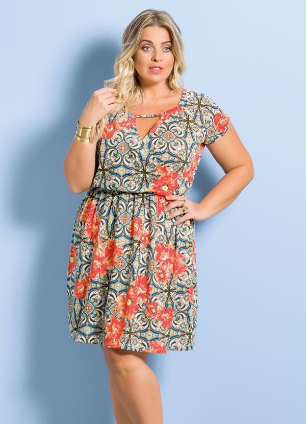 vestido plus size floral com decote em v